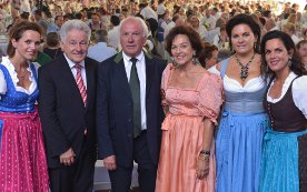 Simone Oberndorfer, Landeshauptmann Josef Pühringer, Helmut Oberndorfer, Christine Oberndorfer, Bettina Tikal und Nicole Holzhey bei der 100-Jahr-Feier des führenden Betonfertigteilunternehmens Österreichs.